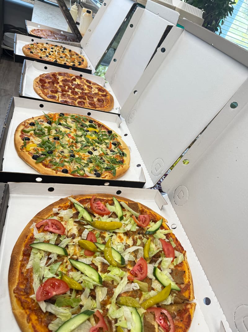 Fersk pizza fra ovnen